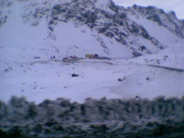 Het besneeuwde landschap.