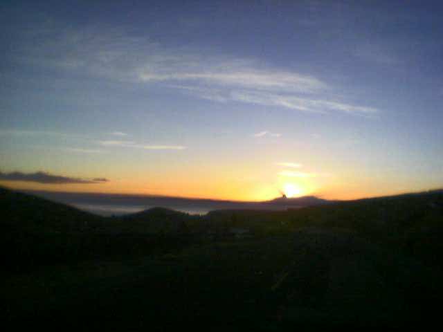 Zicht op het Titicaca-meer met de zonsopgang.