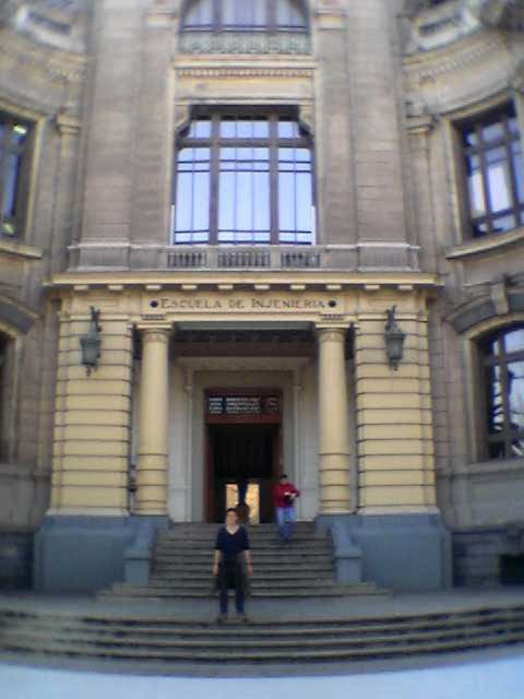 Peet voor de ingang van de universiteit.